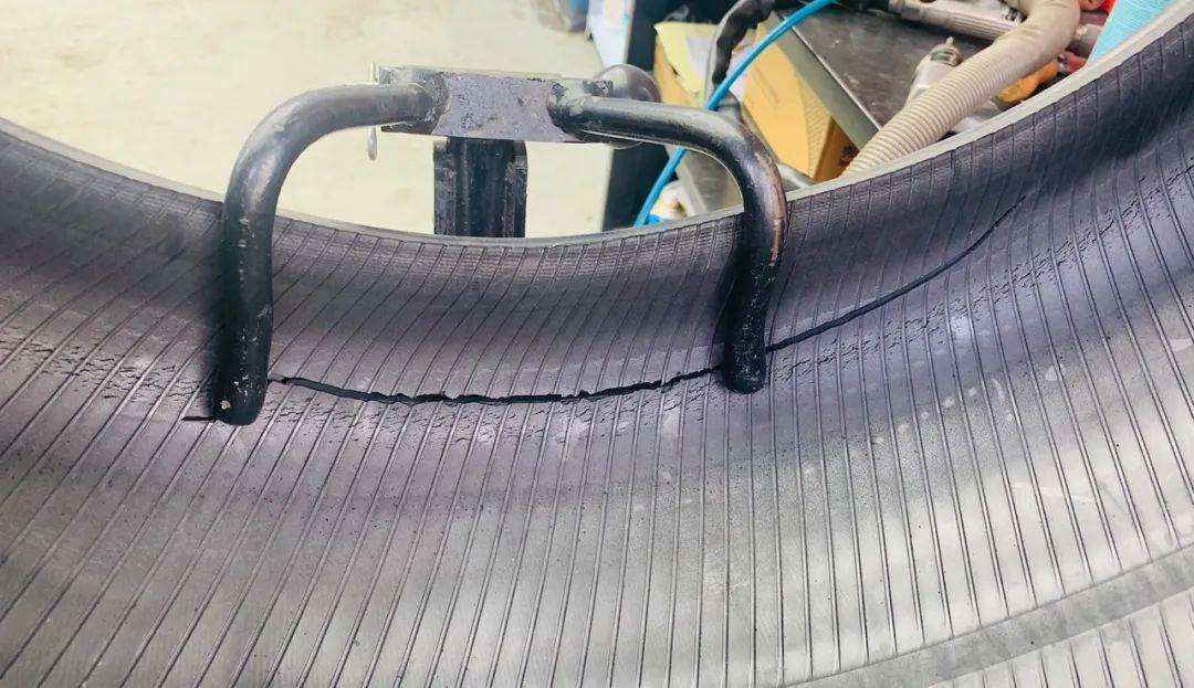 但就在让维修员正常操作补胎的过程,却发现拆下的轮胎内壁居然有长达