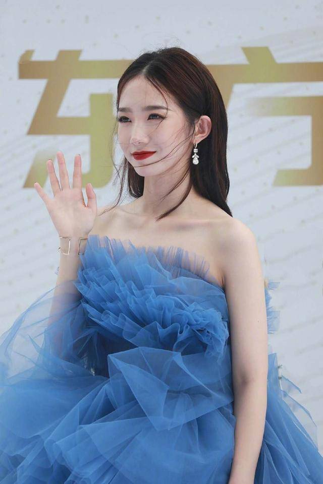原创有一种美叫孟美岐,穿蓝色蓬蓬纱裙大秀锁骨,妩媚又高级