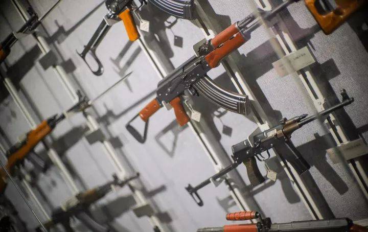 燧发枪配有火石自动打火装置,不怕风雨.