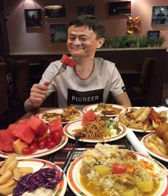 刘强东独自到食堂吃饭,公司员工都不和他打招呼!