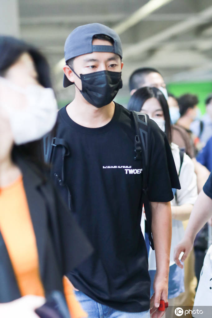 黄轩抵达虹桥机场耐心等行李