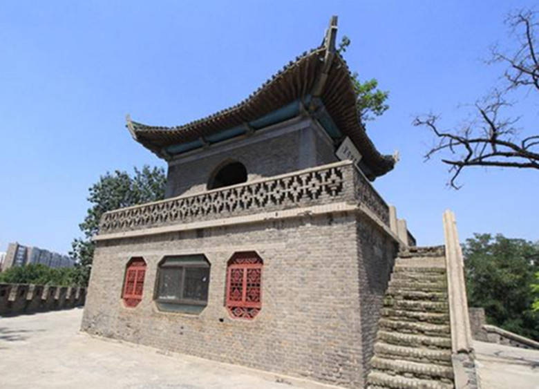 现在绕安阳古城一圈,特别在三角湖公园一段,与角楼相得益彰,很有感觉.
