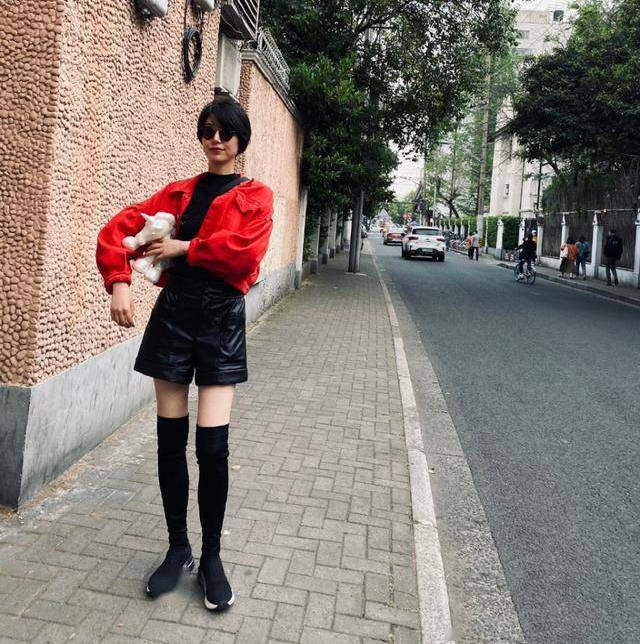 李亚鹏新女友罕见现身,"竹竿腿"太纤细,比王菲漂亮不止一点点_susie