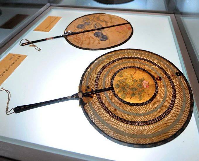 清 金廷标〈莲塘纳凉图〉 工具 古代没有空调,电风扇,但是却有扇子.