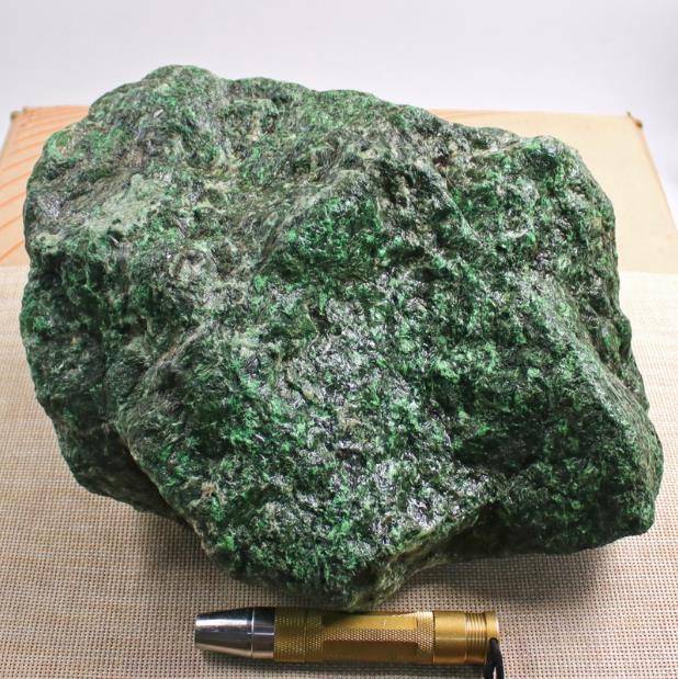 原创另一种选择一一翡翠原石之铁龙生