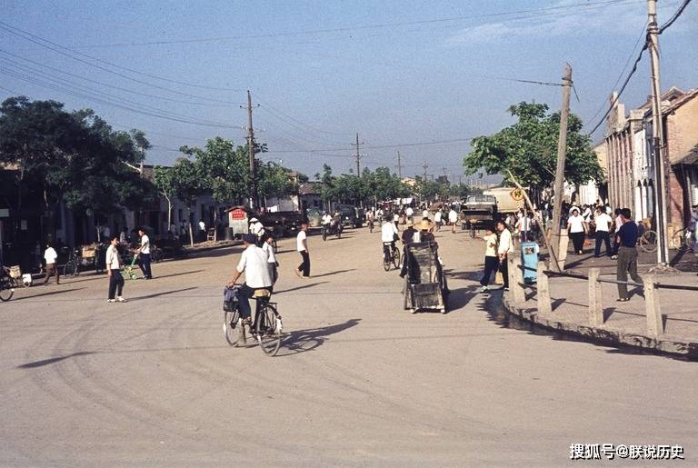 1971年的西安,罕見街拍老照片,這才是71年的生活