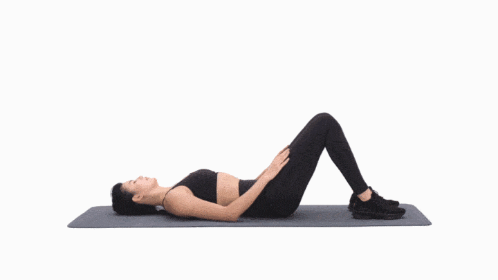 屈膝平躺于地面,双脚与髋同宽,踩实地面,双手放置大腿前侧,吸气,用