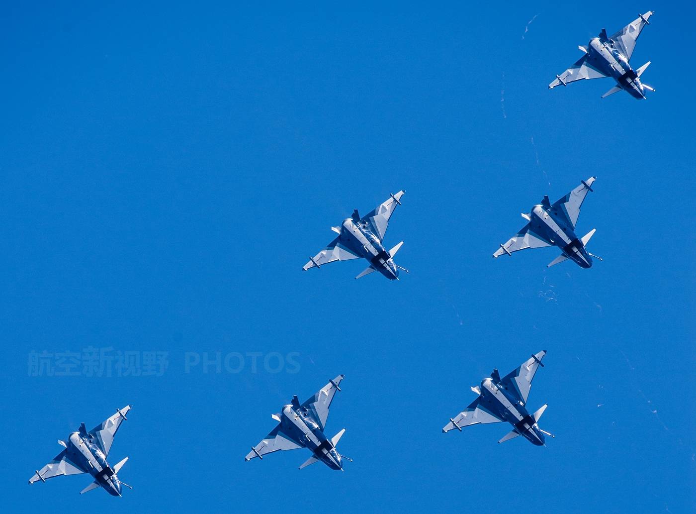 圖片同樣為中國空軍八一飛行表演隊6機編隊特技飛行中,在藍天情況下