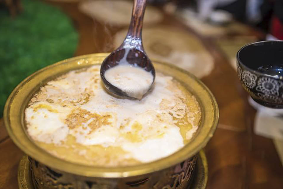 奶皮子营养丰富,口感香醇细腻,是招待客人的上等美食