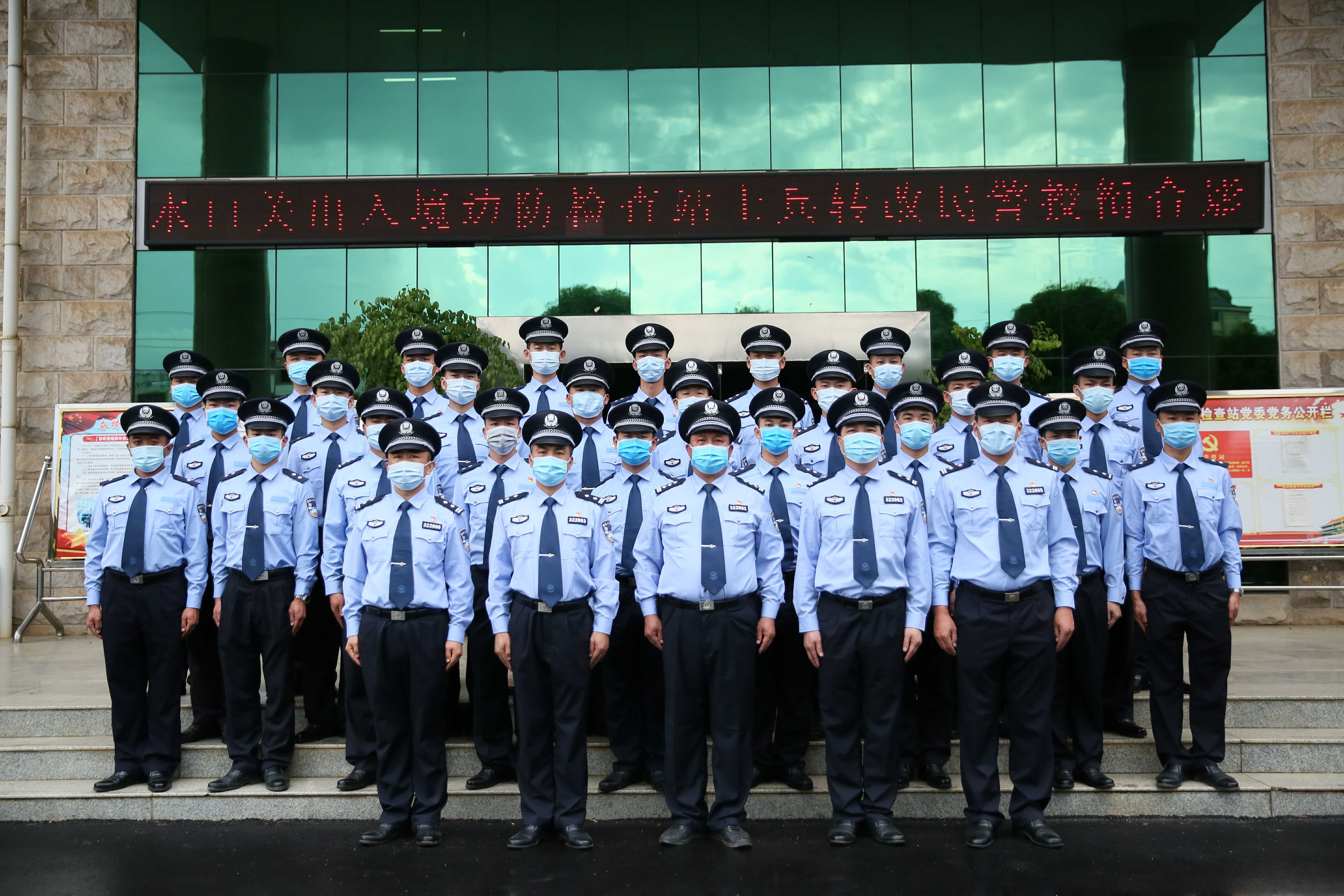 新警合影留念(王威 摄)