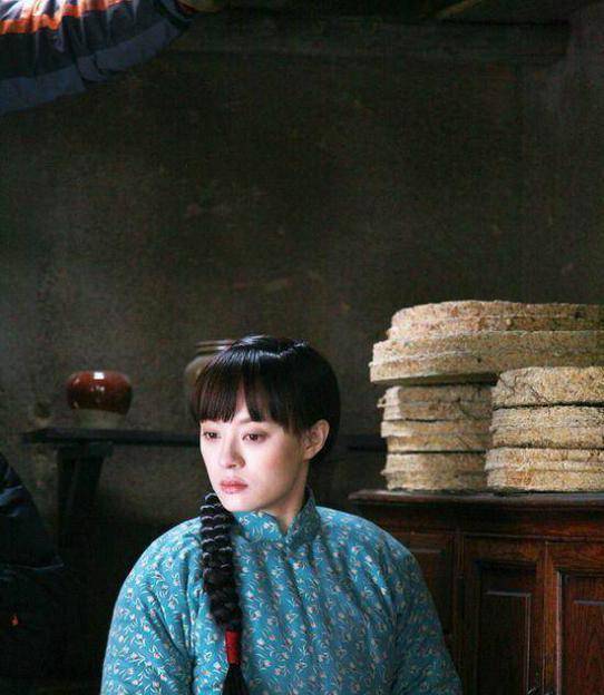 最后要介绍的就是章子怡的村姑造型.