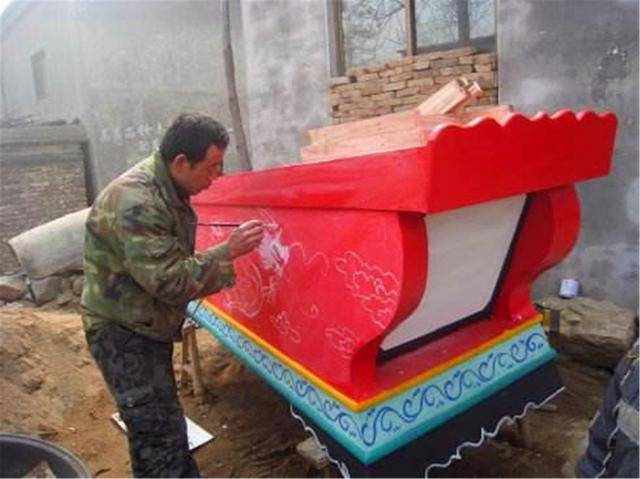 农村盖房子挖出"血棺",主人嫌晦气一把火烧了,专家:至少5亿_棺材