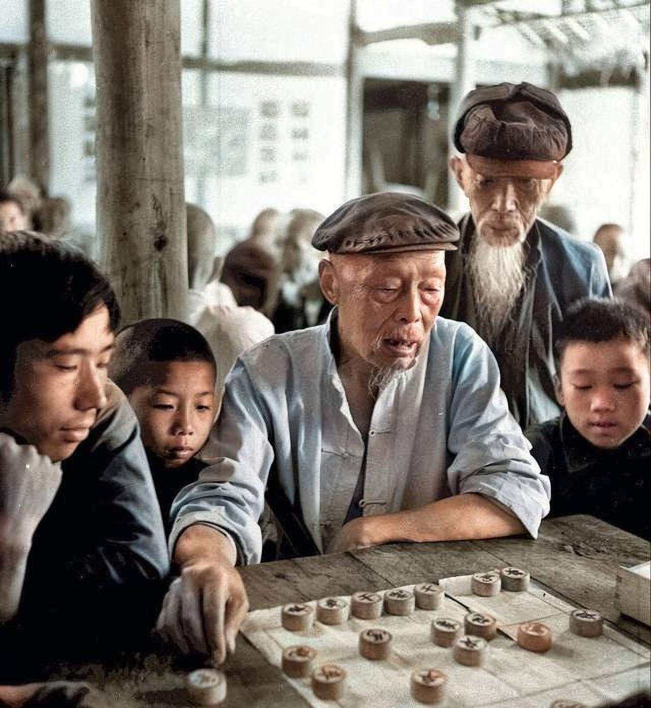 1959年珍贵彩色老照片,生活安逸祥和,图3游泳女孩穿衣很前卫