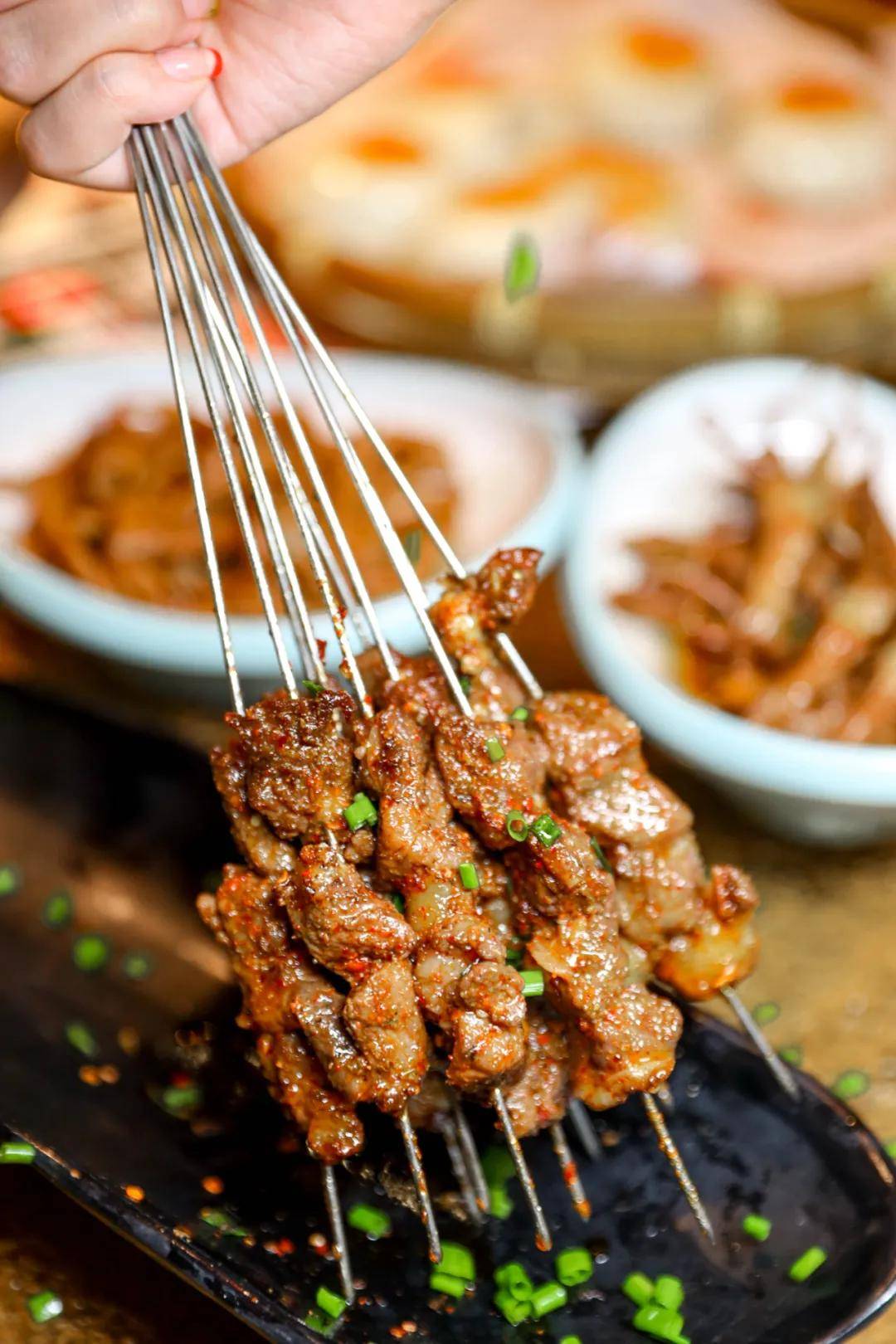 夜宵烧烤必点秋刀鱼,每一条都超级大,正反两面烤到酥脆,带着海鲜独特