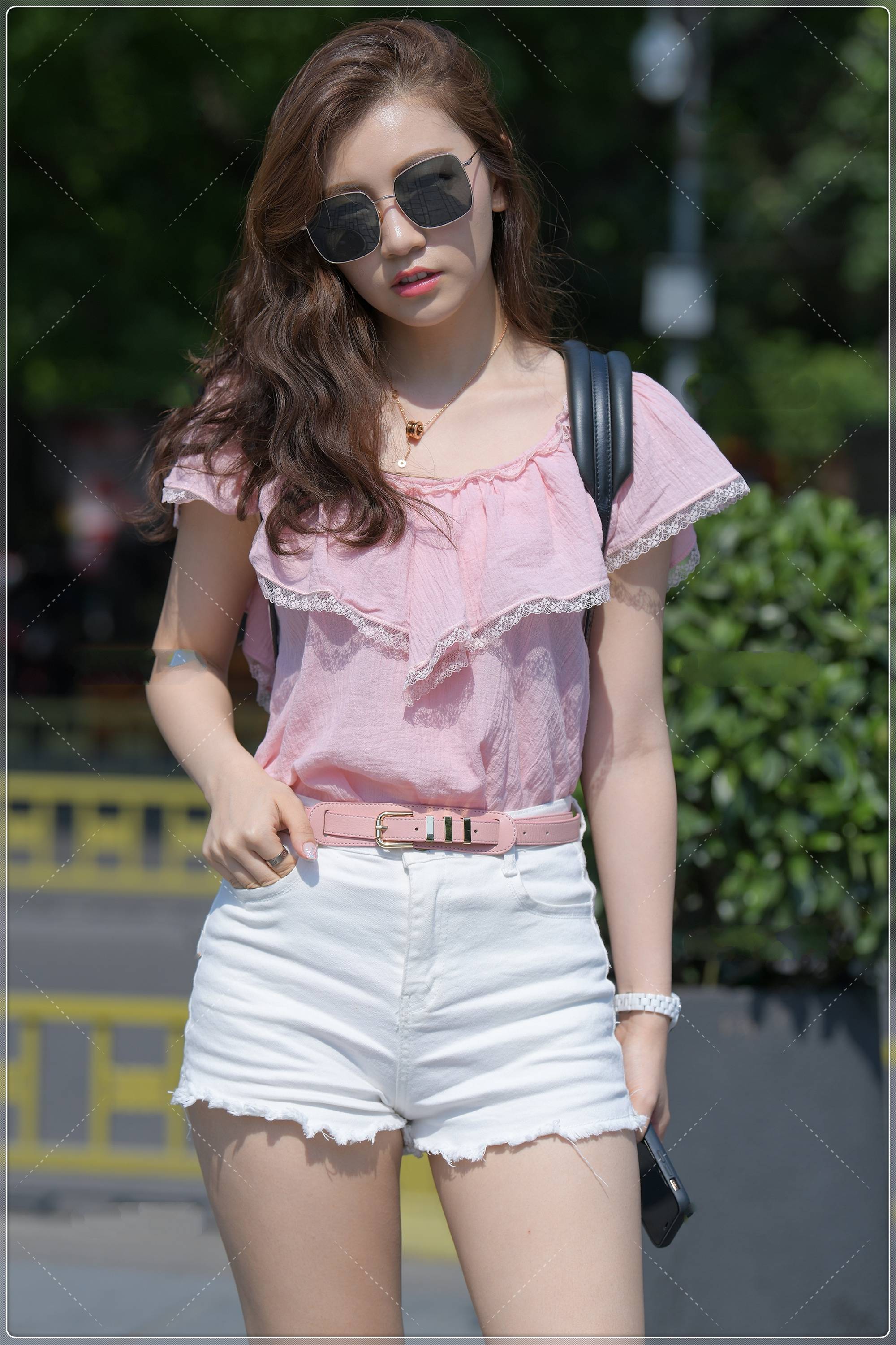 原创清爽纯色无袖荷叶边针织衫,毛边白色简约短裤,清新舒适