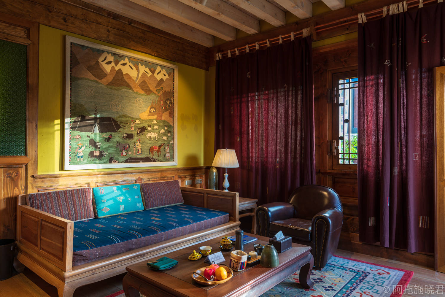 还是我的房间,有一个阳台,推开窗,蓝天,白云,雪山和布达拉宫就在眼前