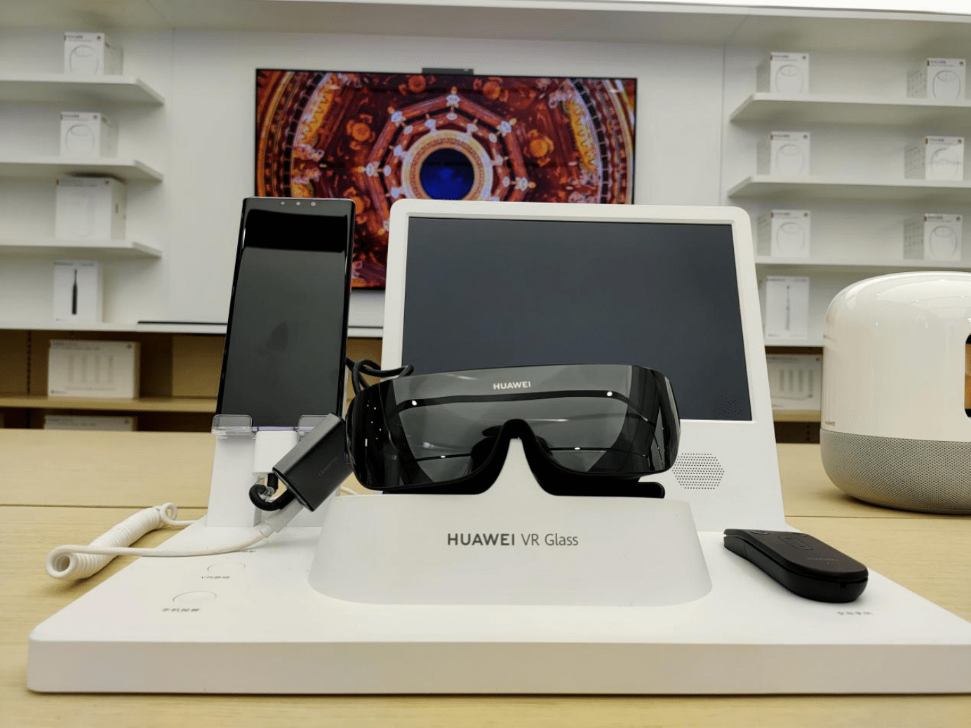 有趣的ar体验区被设立在二楼一角,华为在vr体验区内配有交互屏幕壹鞍