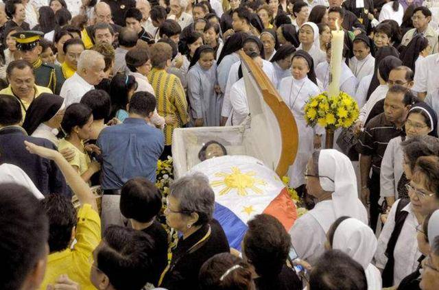 然丈夫遇难多年,可是阿基诺夫人却有四个女儿和一个儿子,每到周末