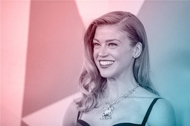 帕里基还发文"很高兴和你共度一生",并艾特老公scottgrimes,现在已经