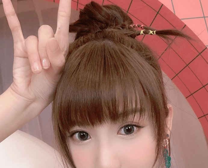 朱主爱拍摄新歌《做梦》宣传照,不小心被烟火烫伤!