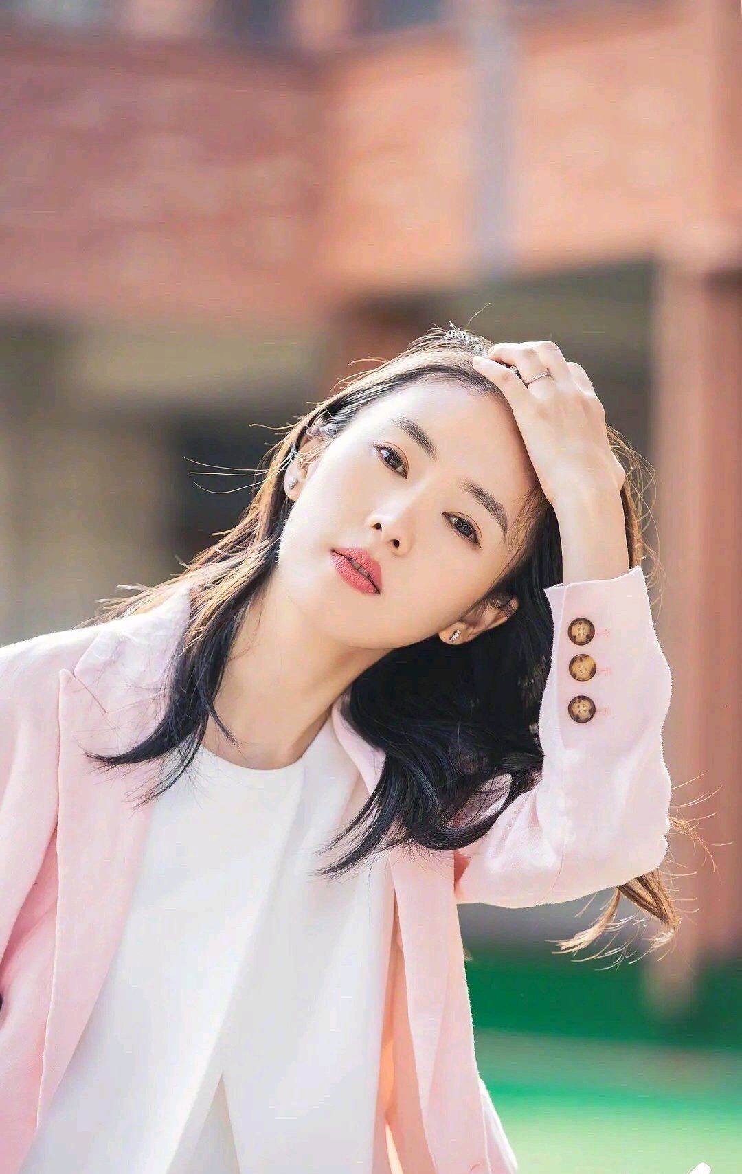 原创童瑶的气质真的好,在《三十而已》里的职场穿搭优雅大方,羡慕了