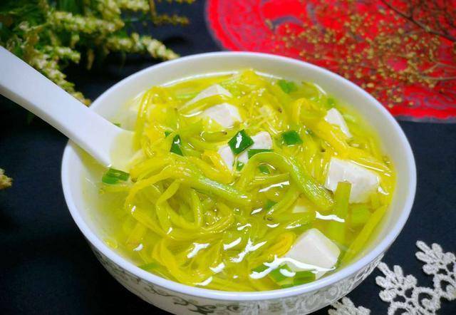 再有几天,我家孩子就要高考了,这两天我给孩子常做这道"黄花菜豆腐汤"