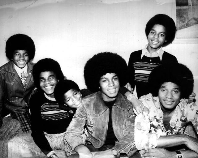 原创迈克尔杰克逊早年生活九个孩子挤在二居室用音乐填满房间
