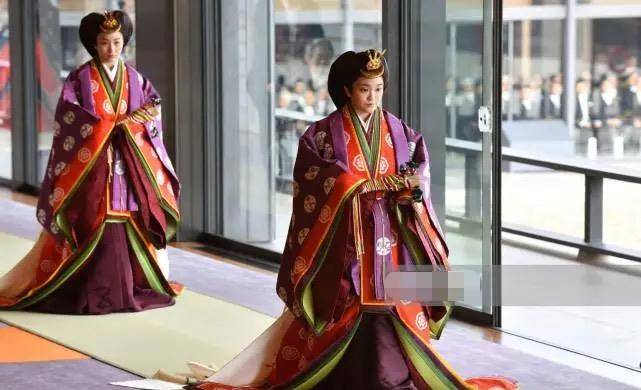 原创57岁安倍昭惠挑战皇家礼仪?即位大典玩新潮时尚,晚宴和服太少女