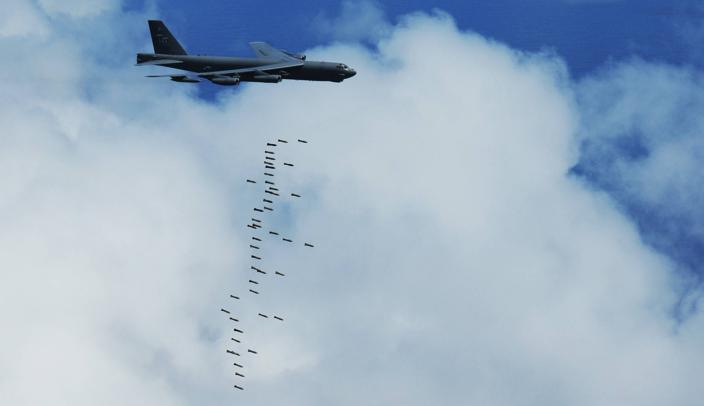 连续10多次空袭,警告伊朗"别站错队",美高层:至少死亡30万人_石油