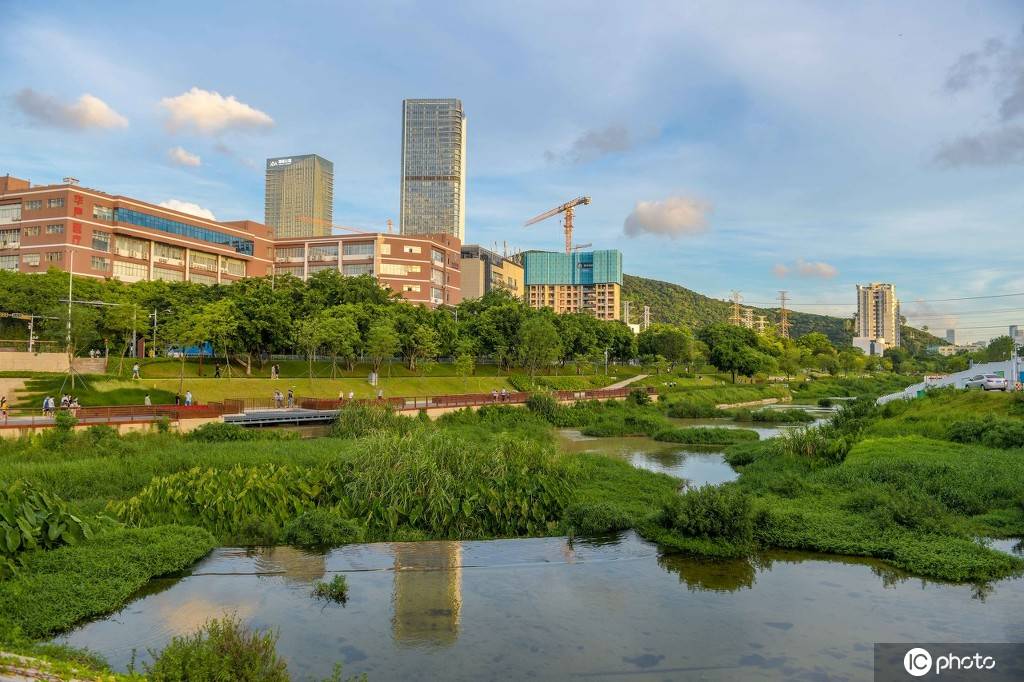 1/ 12 深圳大沙河公園建成於2007年國慶,大沙河公園是綜合市政公園,因