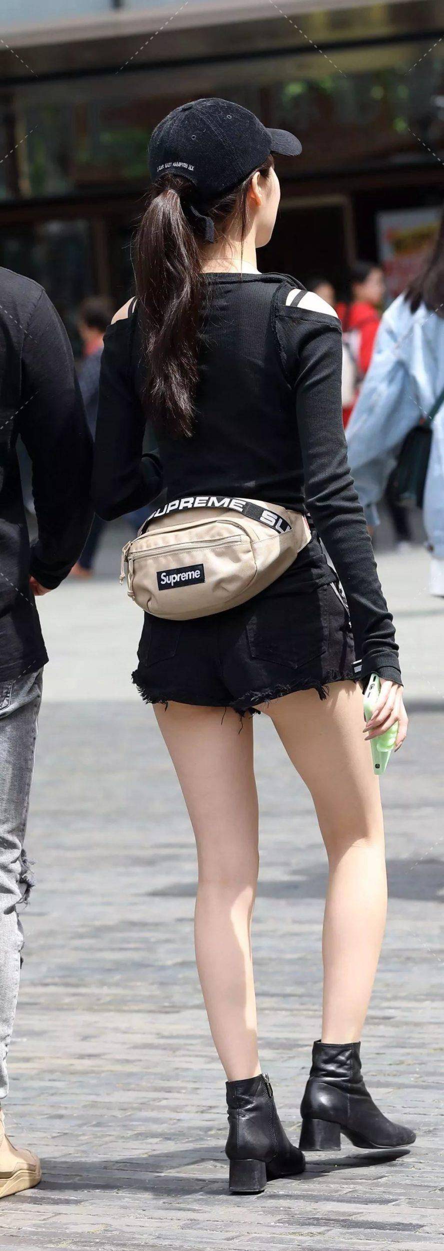 街拍:嫩妹穿小热裤,显出与众不同的风格