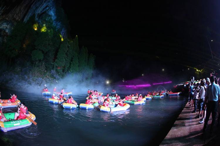 百名记者网红走进娄底市新化油溪河漂流景区体验中华生态峡谷第一夜漂