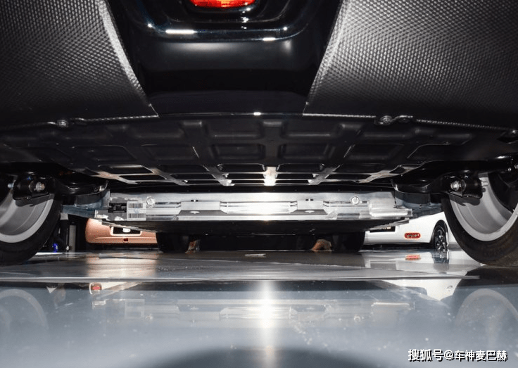底盘较高,电池在底盘下方,非常的规整,没有任何突出的地方,可以看出对