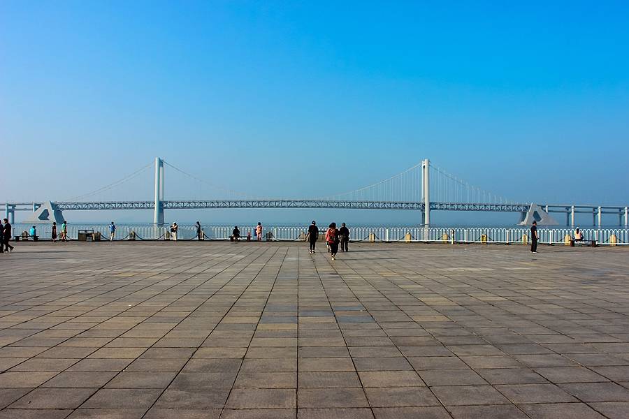 大连废弃盐场建成亚洲最大城市广场_星海广场