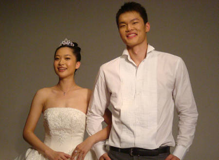 原创体操女神胡美,与朱芳雨离婚7年带两娃,33岁依旧风韵犹存