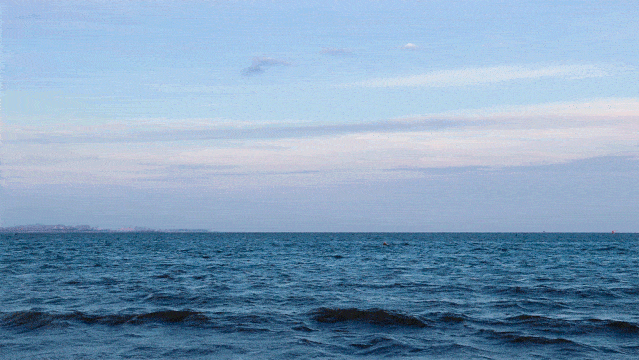 看着余晖洒落在海面上就连海浪也变得温柔起来如果海风可以再清爽点那