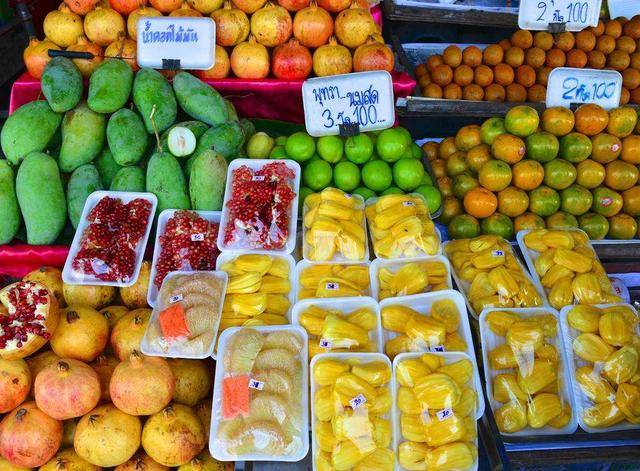 每一年都会有一批又一批的泰国水果运往中国市场