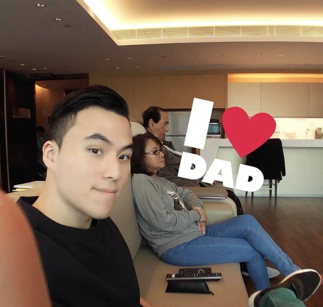 原创何猷启夫妇已办离婚,齐娇带两个女儿回上海娘家,网友:太会装了