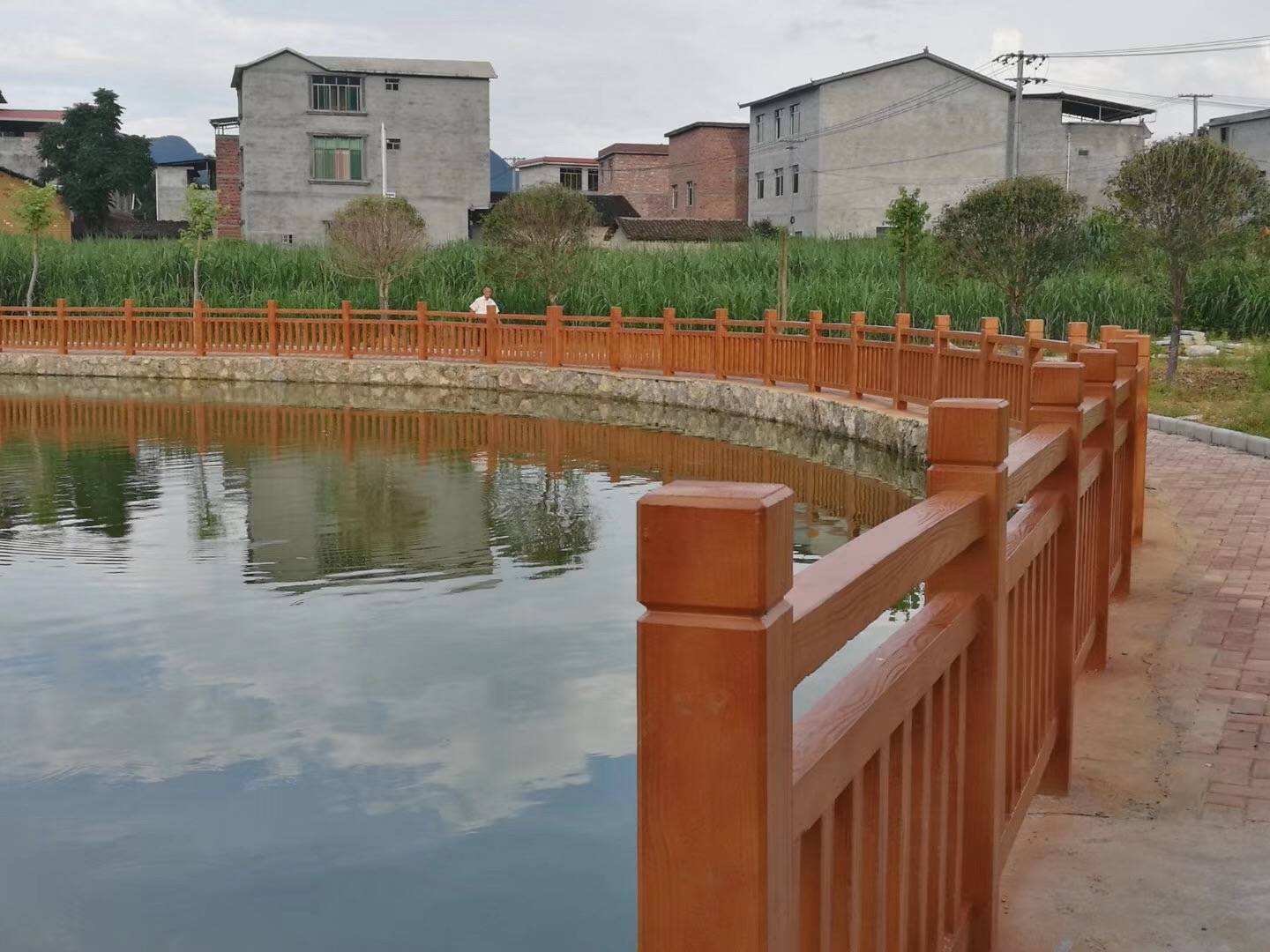 江西萍乡河道护栏招标仿木栏杆方案 抚州乡村建设仿木栏杆安装效果图