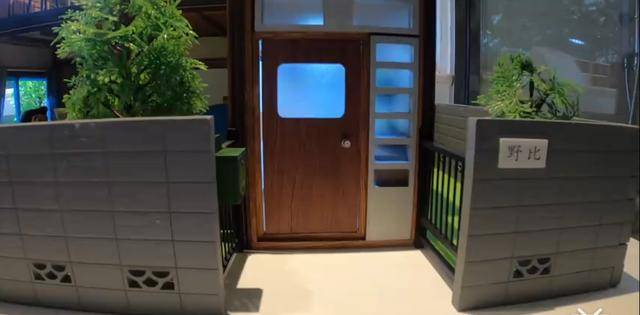 墙上贴着大雄家的姓氏——野比.