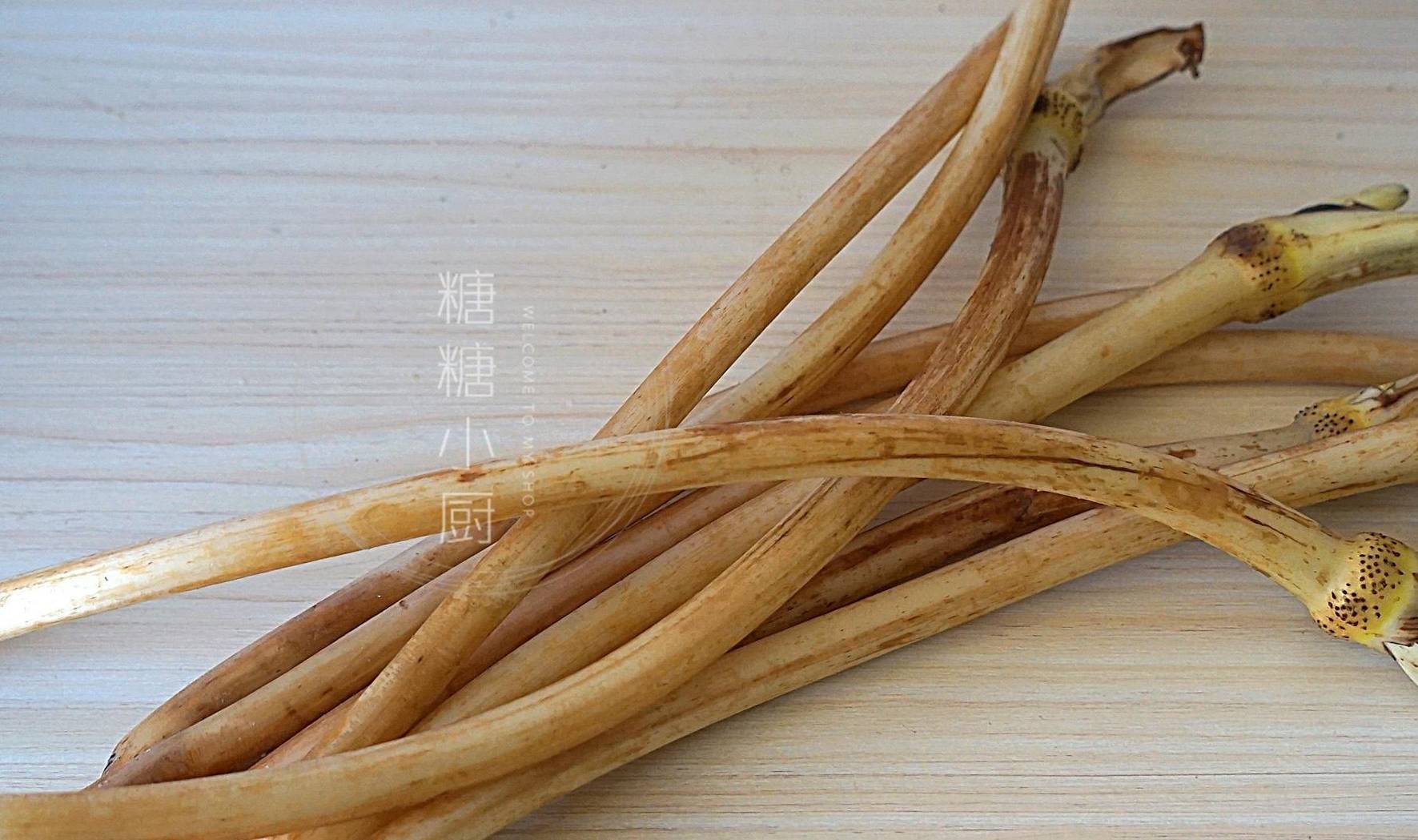 藕带又称藕丝菜,藕心菜,藕苗,藕鞭等,是莲藕的幼嫩根状茎,所以它和