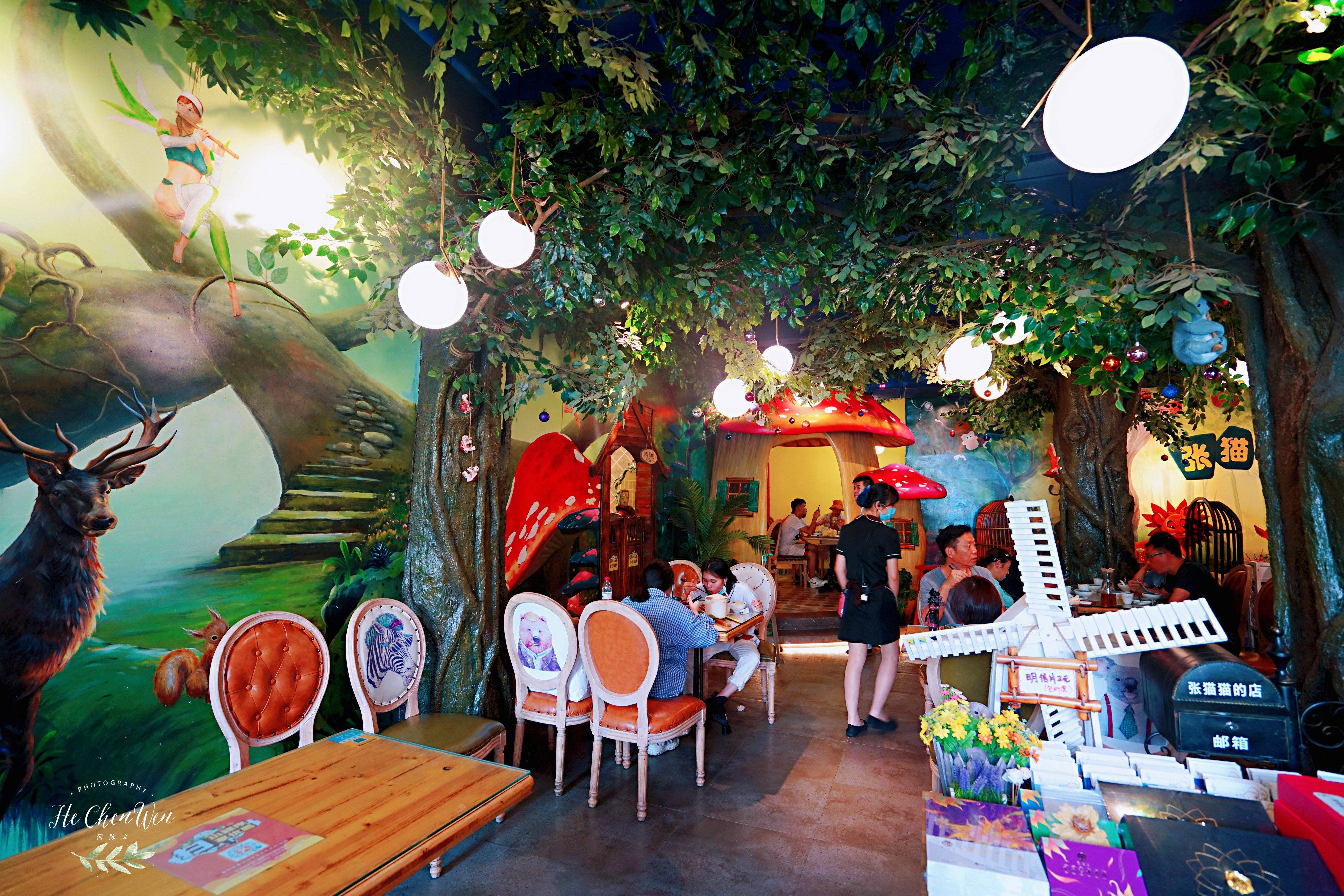 童话森林里的元气餐厅,到处是动物精灵,好像在森林里吃饭