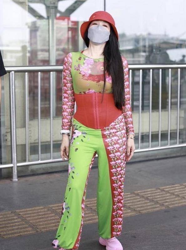 有种"不服老"叫钟丽缇,50岁坚持备孕,还扮少女出街游玩