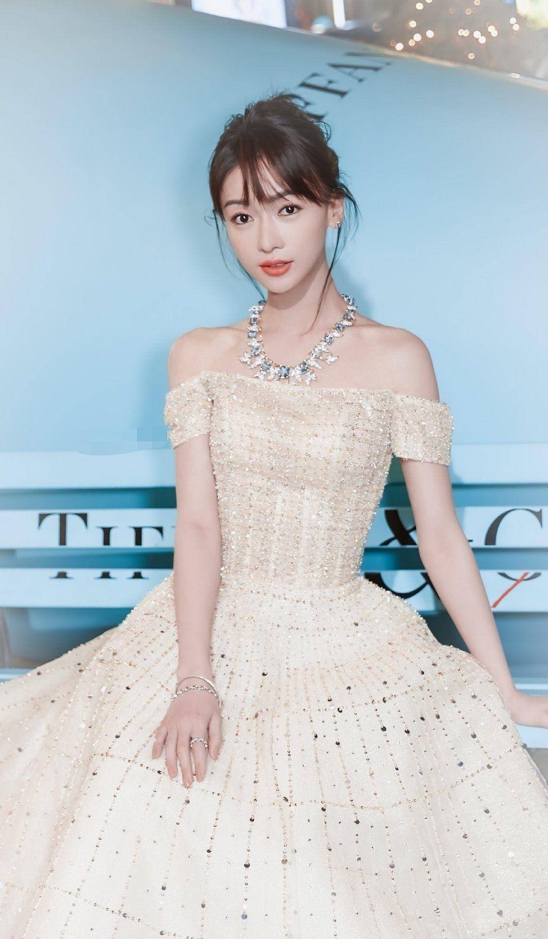 吴谨言气质真好黑色刺绣网纱裙精致优雅编发点缀俏皮又可爱