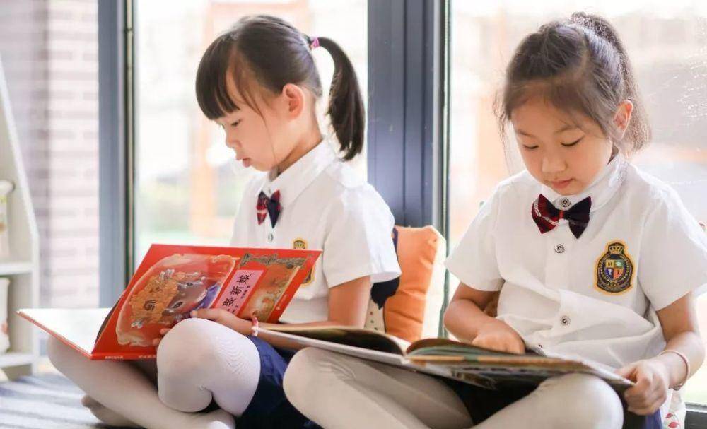 原创女学生校门口和男孩挽手,被老师误认早恋!女孩妈妈:那是她亲爸