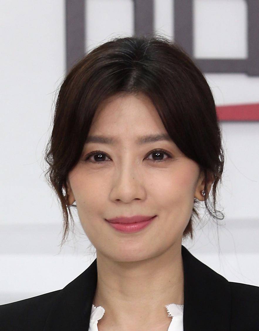 原创贾静雯的职业装穿得真美,黑西服套装内搭白衬衫,高级又减龄