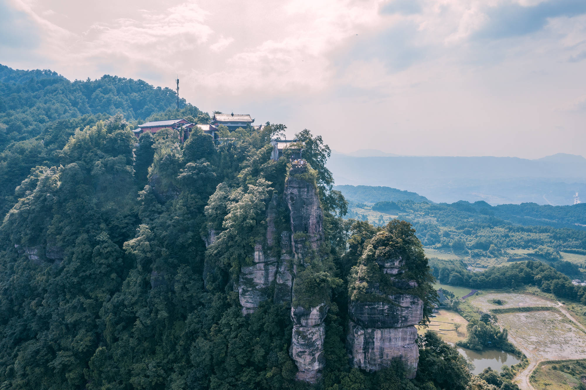 原創重慶綦江有座大山,山上有座千年古剎,其險陡程度堪比貴州梵淨山