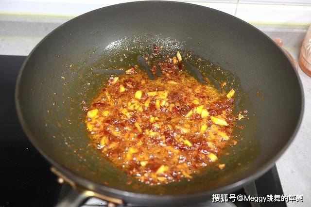 三伏天做水煮肉,一个小妙招,让你手工切出薄如蝉翼的完整肉片