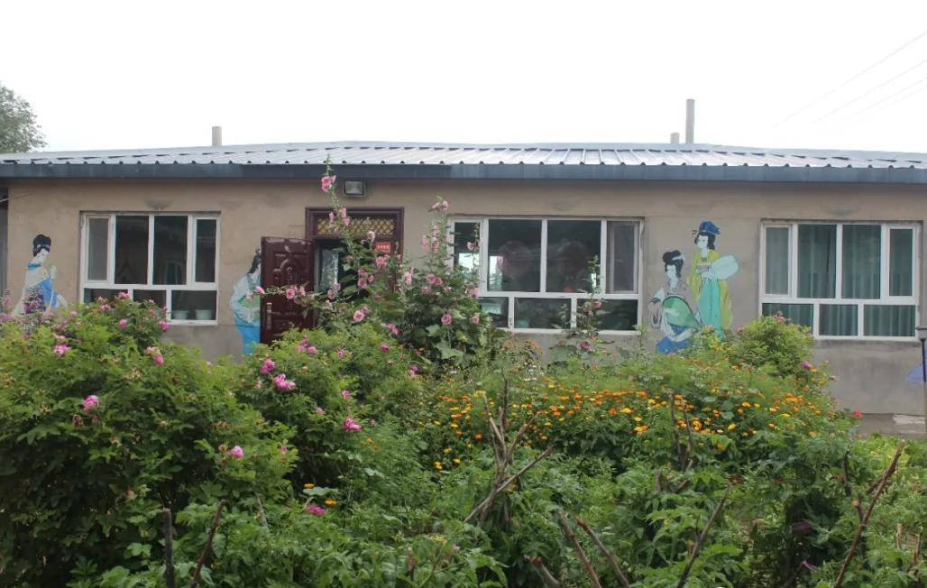 吉木萨尔县画家村龙台客栈土木主人