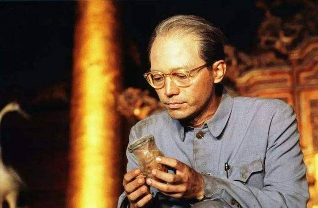 老年溥仪影视剧照相比于历史上的末代皇帝大多身首异处的结局,溥仪
